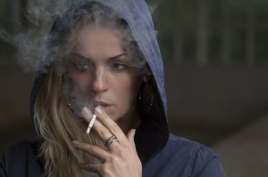 Sigara içen kız