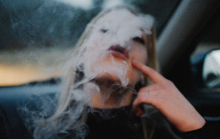 Sigara içen kız